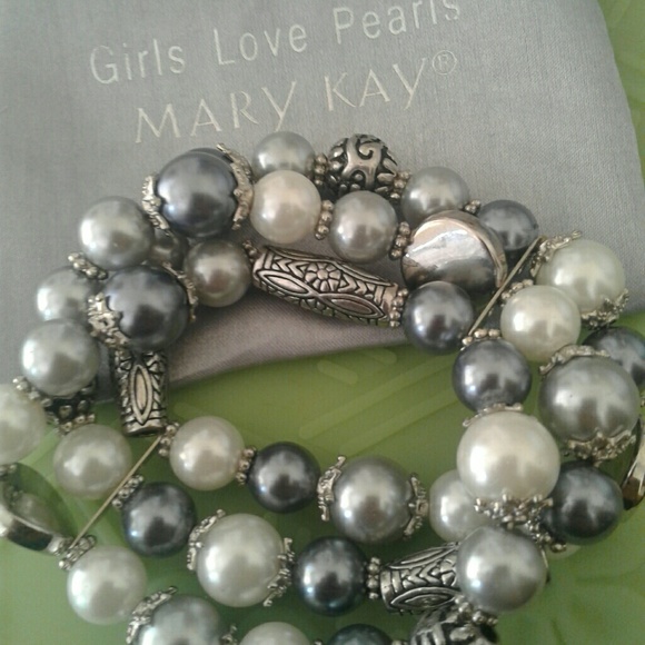 Mary Kay Jewelry - Girls Love Pearls Bracelet